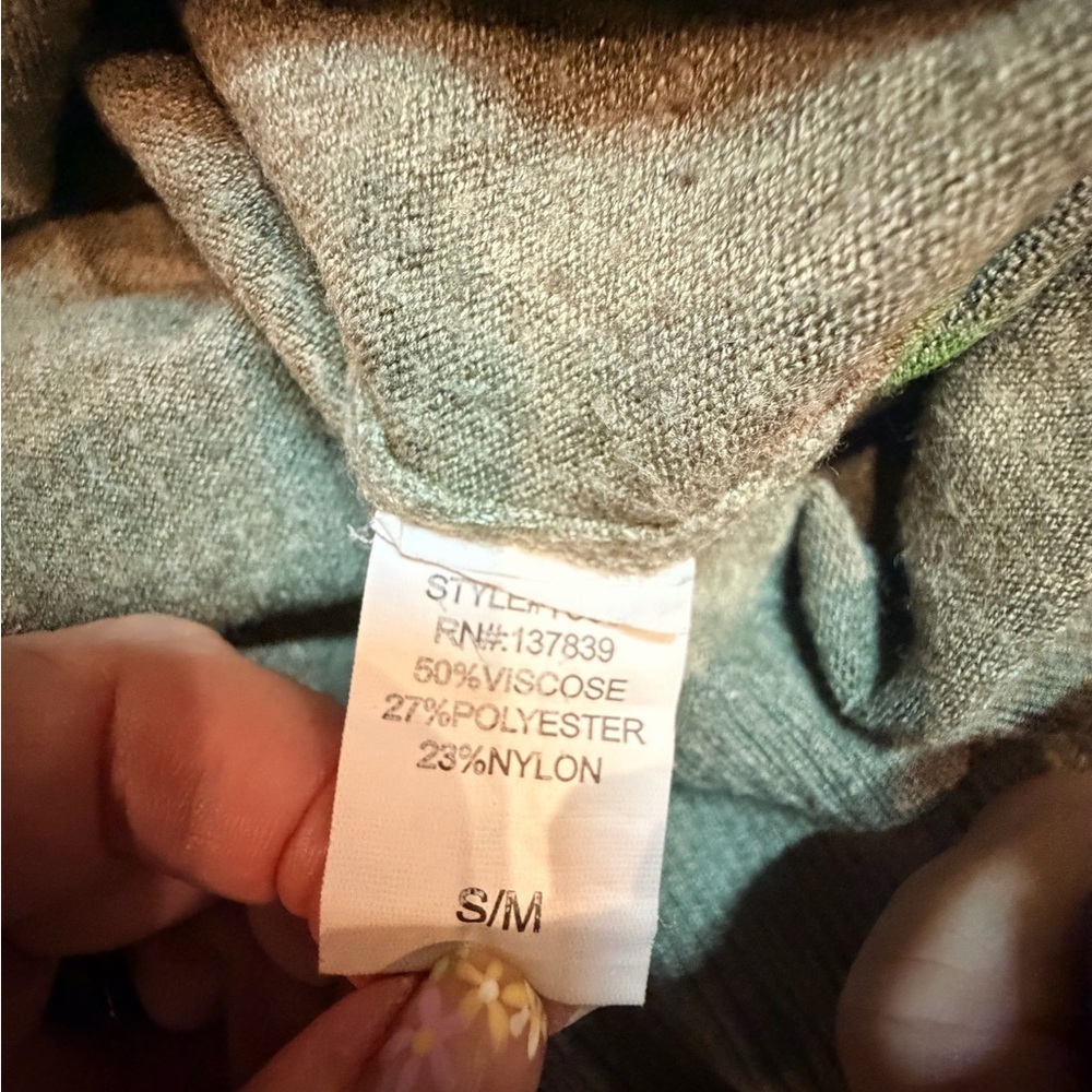ivy & leo Olive Green V-Neck Lightweight Sweater S/M - Picture 4 of 7